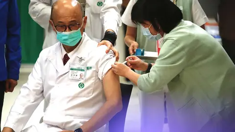 March 22, 2021, Taipei, Taiwan: Far Eastern Hospital Superintendent Mr Lin Fang-Yue (L) gets inoculation with the AstraZeneca vaccine, as Taiwan begins vaccinations at Far Eastern Hospital in Taipei..Medical workers including doctors and nurses, predominant officials and those aged 65 or above will be inoculated first across Taiwan whilst the Taiwanese vaccines remain clinical trials. (Credit Image: Daniel Tsang/SOPA Images via ZUMA Wire) Photo: Daniel Tsang/SOPA Images via ZUMA Wire/dpa.