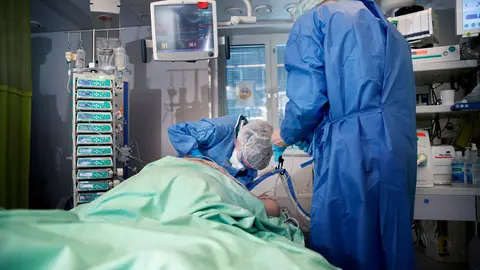 Helsinki hospital district doctors caring for a sick patient with Covid-19. Photo: @HUS.