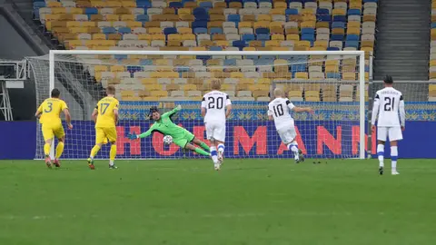 28 March 2021, Ukraine, Kiev: Finland Teemu Pukki (2nd R) scores his side's first goal from a penalty kick during the FIFA 2022 World Cup European Qualifiers Group D football match between Ukraine vs Finland at the National Sports Complex. Photo: -/Ukrinform/dpa