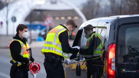 28 March 2021, Bavaria, Kiefersfelden: Federal police officers check travellers entering Germany from Austria on the 93 motorway at the Kiefersfelden border crossing. The Czech Republic and Tyrol in Austria are no longer considered virus variant areas as of 28 March 2021, according to the risk classification of the Robert Koch Institute. Photo: Sven Hoppe/dpa
