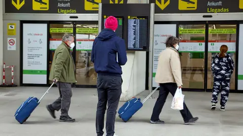 21 March 2021, Spain, Palma: A man stands at the exits for arriving flights at Palma de Mallorca airport. Airlines plan from Sunday after a long forced break to bring the first holiday makers from Germany to Majorca again. Photo: Clara Margais/dpa
