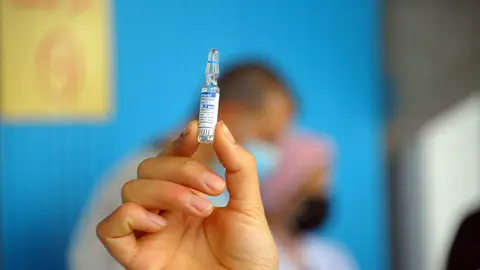 13 March 2021, Tunisia, Tunis: A health worker holds a vial of the Russian coronavirus vaccine Sputnik V during the first day of the vaccination campaign aiming to vaccinate 50% of the population. Photo: Chokri Mahjoub/ZUMA Wire/dpa