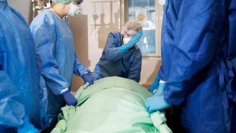 Medics from the Helsinki-Uusimaa hospital district treating a patient. Photo: @HUS.