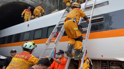 02 April 2021, Taiwan, Hualien: Rescue members of the Keelung City Fire Department search for people who are stranded and injured in compartments after a train carrying 490 people derailed in a tunnel north of Hualien, Taiwan. At least 66 were injured and 48 others were killed, according to Taiwan’s National Fire Agency. Photo: Keelung City Fire Department/ZUMA Wire/dpa