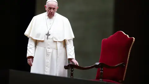 02 April 2021, Vatican, Vatican City: Pope Francis leads the Way of the Cross (Via Crucis) procession in the empty square outside the Saint Peter's Square during Good Friday celebrations. Photo: Evandro Inetti/ZUMA Wire/dpa