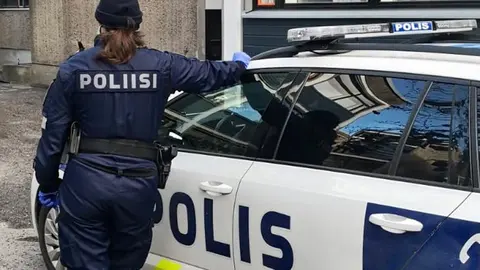 A police officer from the city of Turku. Photo: Twitter/@L_S_poliisi