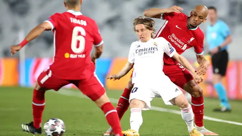 06 April 2021, Spain, Madrid: Real Madrid's Luka Modric battles for the ball with Liverpool's Thiago Alcantara (L) and Fabinho during the UEFA Champions League quarter-final first leg soccer match between Real Madrid and Liverpool at the Alfredo Di Stefano Stadium. Photo: Isabel Infantes/PA Wire/dpa