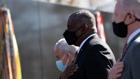 HANDOUT - 29 March 2021, US, Washington: US Defence Secretary Lloyd Austin (C) takes part in a wreath laying ceremony at the Vietnam Veterans Memorial wall during the National Vietnam War Veterans Day. Photo: Lisa Ferdinando/US Secretary of Defence/dpa - ATTENTION: editorial use only and only if the credit mentioned above is referenced in full