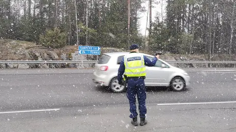A police officer performing speed control duties on a Finnish highway. Photo: Twitter/@L_S_poliisi.