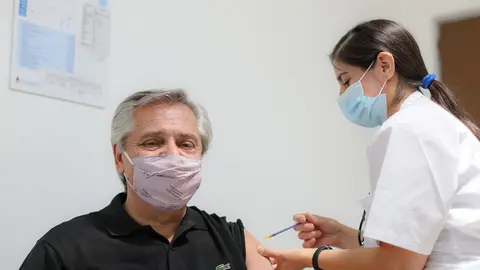 FILED - 21 January 2021, Argentina, Buenos Aires: In this image provided by Argentina's presidential office, Alberto Fernandez (L), president of Argentina, is administered the Russian anti-Corona vaccine Sputnik V. Fernandez has tested positive for coronavirus (Covid-19), he said on Friday night, 2 April 2021. Photo: Esteban Collazo/Presidencia Argentina/dpa - ACHTUNG: Nur zur redaktionellen Verwendung im Zusammenhang mit der aktuellen Berichterstattung und nur mit vollständiger Nennung des vorstehenden Credits