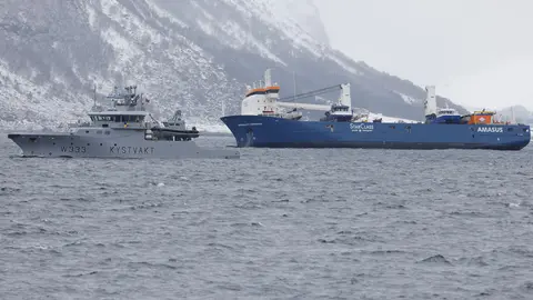 08 April 2021, Norway, Alesund: Dutch cargo ship Eemslift Hendrika is seen drifting off the Norwegian coast. The vessel, currently in distress at the North Sea, is in the care of two tugboats on its way towards land. Photo: Svein Ove Ekornesvåg/NTB/dpa