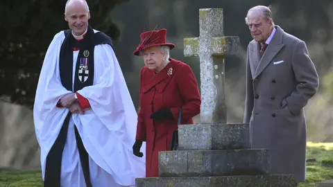 FILED - 04 February 2018, United Kingdom, West Newton: Queen Elizabeth II (C) and Prince Philip, the Duke of Edinburgh, with Canon Jonathan Riviere (L) attended St Peter and Paul Church in West Newton. Prince Philip died on Friday at the age of 99. Photo: Joe Giddens/PA Wire/dpa