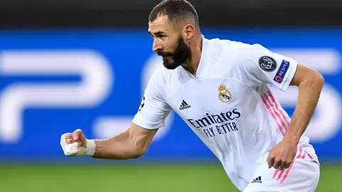 FILED - Fußball: Champions League, Gruppenphase, Gruppe B, 2. Spieltag, Borussia Mönchengladbach - Real Madrid im Stadion im Borussia-Park. Karim Benzema von Madrid jubelt nach seinem Treffer zum 2:1. Photo: Marius Becker/dpa
