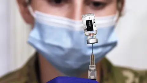 10 April 2021, US, Orlando: An Army medic fills a syringe with Johnson & Johnson coronavirus (COVID-19) vaccine at a vaccination site. Photo: Paul Hennessy/SOPA Images via ZUMA Wire/dpa