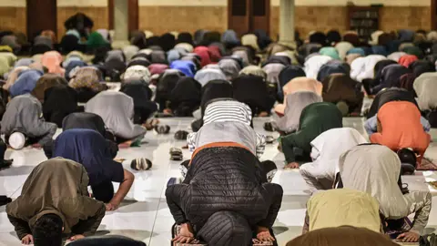 12 April 2021, Egypt, Cairo: Muslims perform the first 'Tarawih' evening prayers of the holy fasting month of Ramadan At Al-Azhar Mosque. Muslims around the world celebrate the holy month of Ramadan, the ninth and holiest month of the Islamic calendar, in which believers refrain from eating, drinking, smoking and having sex from dawn to dusk. Photo: Sayed Hassan/dpa