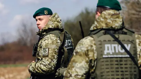 Ukrainian border patrol troops guard the country's border to Hungary on Wednesday. Moscow is warning countries not to supply weapons to Kiev, amid an escalation in the conflict in eastern Ukraine. Photo: -/Ukrinform/dpa