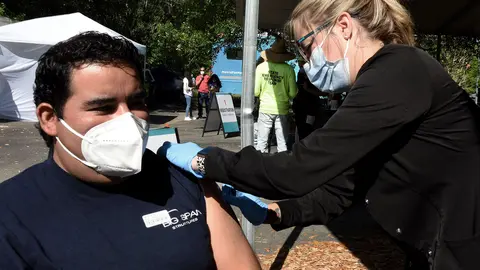 10 April 2021, US, Orlando: A nurse gives Edgar Garcia a shot of the Johnson & Johnson vaccine at a pop-up coronavirus (COVID-19) vaccination site in the parking lot at the Mexican Consulate in Orlando. Photo: Paul Hennessy/SOPA Images via ZUMA Wire/dpa