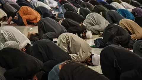 12 April 2021, Egypt, Cairo: Muslims perform the first 'Tarawih' evening prayers of the holy fasting month of Ramadan At Al-Azhar Mosque. Muslims around the world celebrate the holy month of Ramadan, the ninth and holiest month of the Islamic calendar, in which believers refrain from eating, drinking, smoking and having sex from dawn to dusk. Photo: Sayed Hassan/dpa