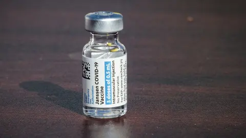 13 March 2021, US, New York: A vial of the Johnson & Johnson Coronavirus vaccine is pictured at Pop-up Covid-19 vaccination site set up in a Baseball stadium parking lot. Photo: Bruce Cotler/ZUMA Wire/dpa