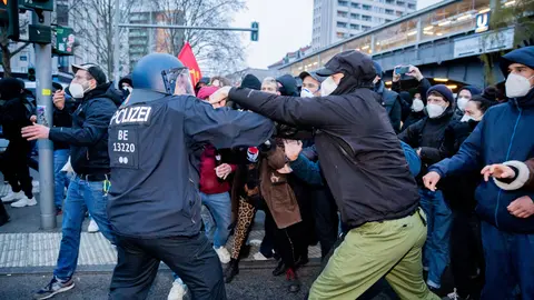 15 April 2021, Berlin: Police officers clash with demonstrators during a demonstration of the alliance "Together against displacement and #Mietenwahnsinn" against the ruling of the Federal Court of Justice on the rent cap in Berlin. Photo: Christoph Soeder/dpa