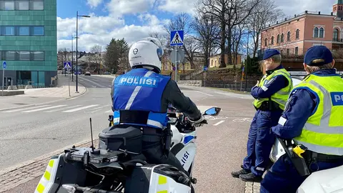 Police officers observing the movement of vehicles. Photo: Twitter/Helsinki Police.