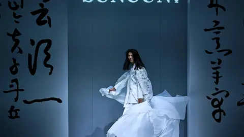 28 March 2021, China, Beijing: A model walks the runway during the collection show of the Chinese brand SANCUN during the 2021 FW China Fashion Week. Photo: -/ChinaImages via ZUMA Press/dpa