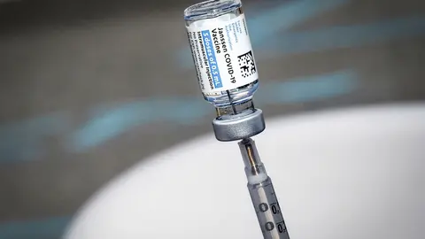 13 March 2021, US, New York: A health worker prepares a vial of the Johnson & Johnson Coronavirus vaccine at Pop-up Covid-19 vaccination site set up in a Baseball stadium parking lot. Photo: Bruce Cotler/ZUMA Wire/dpa