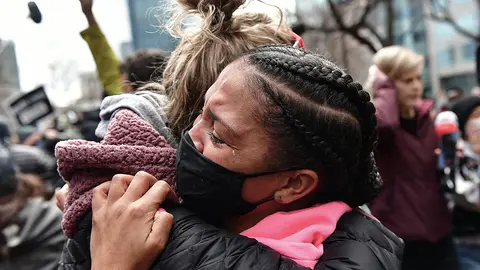 20 April 2021, US, Minneapolis: A woman breaks down in tears after Derek Chauvin, the former US police officer accused in the killing of George Floyd, a black man, has been found guilty on all three counts. Photo: Chris Tuite/imageSPACE via ZUMA Wire/dpa
