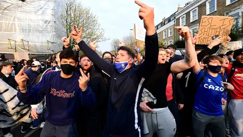 20 April 2021, United Kingdom, London: Fans protest against Chelsea's involvement in the new European Super League outside Stamford Bridge. Photo: Ian West/PA Wire/dpa