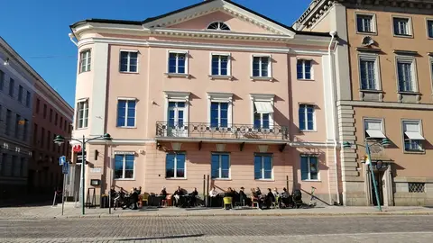 Customers enjoying a terrace on 19 April, the day of the reopening of restaurants in Helsinki. Photo: Foreigner.fi.