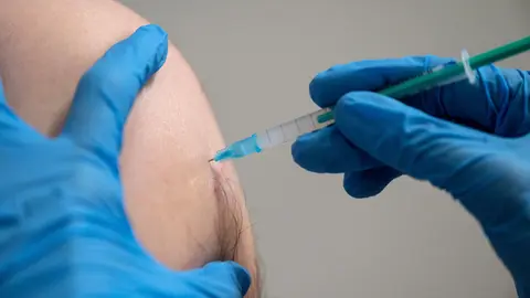 15 April 2021, Baden-Wuerttemberg, Stuttgart: An employee of the Coronavirus vaccination center of the Klinikum Stuttgart inoculates a vaccine with a dose of the vaccine Moderna. Photo: Marijan Murat/dpa