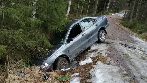 A car crashed in an accident on a dirt road in the Uusimaa region. Photo: Foreigner.fi.