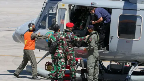 25 April 2021, Indonesia, Badung: Commander of the Indonesian Armed Force General Hadi Tjahjanto departs from Bali Ngurah Rai Air Force Base to the location of missing submarine with a helicopter after a press conference held to announce that an Underwater Remotely Operated Vehicle (ROV) found the missing Indonesian submarine KRI Nanggala 402 split into three parts. All crew on board declared dead. The Indonesian submarine went missing on Wednesday while taking part in a torpedo drill in North Bali waters. Photo: Dicky Bisinglasi/ZUMA Wire/dpa
