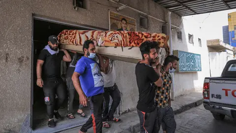 25 April 2021, Iraq, Baghdad: Mourners carry the coffin of Ali Khodeir Ibrahim, one of the COVID-19 patients who were killed in the blaze at Ibn al-Khatib Hospital, during his funeral in Baghdad. According to the Iraqi Interior Ministry, 82 people died and some 110 others were injured in the early Sunday blaze at the Ibn al-Khatib Hospital that looks after Covid-19 patients in south-eastern Baghdad. Photo: Ameer Al Mohammedaw/dpa