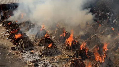 GRAPHICS - 26 April 2021, India, New Delhi: A view of a mass cremation of victims who died due to the coronavirus disease (COVID-19), at Ghazipur cremation ground in New Delhi. India saw a new global record of 352,991 daily new Covid-19 infections and 2,812 Covid-19 deaths on Monday as a second wave of the pandemic overwhelmed health systems. Photo: Naveen Sharma/SOPA Images via ZUMA Wire/dpa - ATTENTION: graphic content