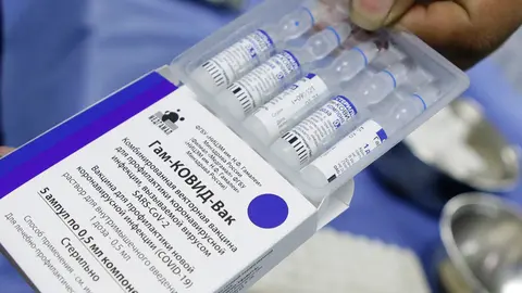 FILED - 19 February 2021, Venezuela, Caracas: A health worker opens a package containing several doses of the Coronavirus vaccine Sputnik V. Brazil's National Health Regulation Agency (Anvisa) has declared itself against the import of the Russian Covid-19 vaccine Sputnik V. Photo: Jesus Vargas/dpa