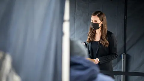 Prime Minister Sanna Marin speaks to the press during a break in negotiations. Photo: Laura Kotila/Vnk.