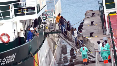 27 April 2021, Spain, Tenerife: The ocean-going vessel Rio Segura (patrol boat Maritime Service of the Guardia Civil members receive migrants at the port of Los Cristianos in the south of Tenerife after The ocean-going vessel Rio Segura (patrol boat of the Maritime Service of the Guardia Civil) rescue their boat. Photo: -/EUROPA PRESS/dpa