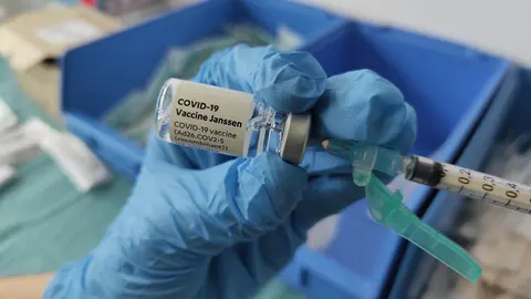 A healthcare worker draws a dose of the COVID-19 vaccine made by Johnson & Johnson subsidiary Janssen in Mutilva during the vaccination campaign against the coronavirus disease of the participants of the 2020 Summer Olympics. Photo: Europa Press/EUROPA PRESS/dpa