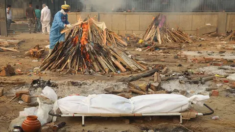 FILED - 28 April 2021, India, New Delhi: A body of a Coronavirus (Covid19) victim lays before the cremation at a crematorium in New Delhi. Photo: Naveen Sharma/SOPA Images via ZUMA Wire/dpa