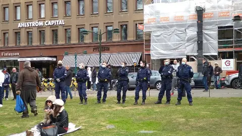 Police forces in Helsinki on May Day. Image: Twitter/@NannaIlopaa.