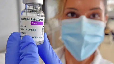 01 May 2021, Spain, Calafell: A nurse holds a vial of the AstraZeneca Coronavirus vaccine at the Joan Ortoll sports pavilion vaccination center. Photo: Ramon Costa/SOPA Images via ZUMA Wire/dpa