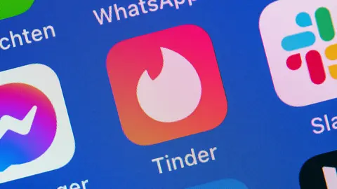 FILED - Zum Themendienst-Bericht vom 11. Dezember 2020: Wer hat sein Tinder aufgemacht? Das verrät immer öfter ein grüner Punkt am Profilbild. Photo: Catherine Waibel/dpa-tmn