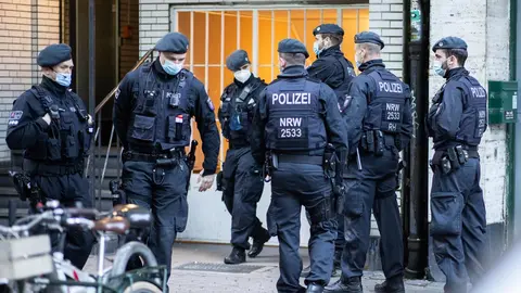 05 May 2021, North Rhine-Westphalia, Duesseldorf: Police officers stand in front of the building of the Ansaar International association. German Interior Minister Horst Seehofer has banned the Islamist organization Ansaar International and several of its sub-organizations. Photo: Marcel Kusch/dpa