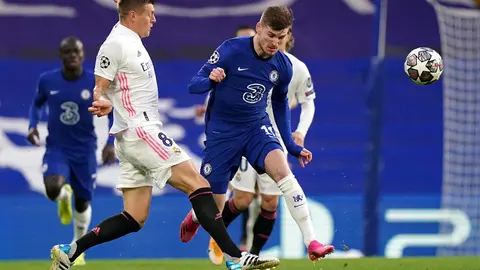 05 May 2021, United Kingdom, London: Real Madrid's Toni Kroos (L) and Chelsea's Timo Werner battle for the ball during the UEFA Champions League Semi-Final second leg soccer match between Chelsea FC and Real Madrid CF at Stamford Bridge. Photo: Adam Davy/PA Wire/dpa