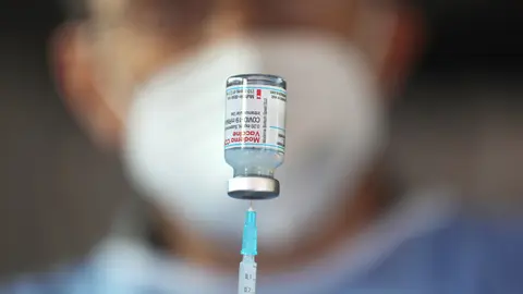 03 May 2021, North Rhine-Westphalia, Cologne: A healthcare worker prepares a dose of Moderna's COVID-19 vaccine in a Vaccination centre Photo: Oliver Berg/dpa