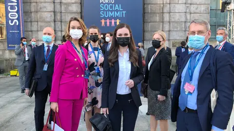 Prime Minister Sanna Marin (C) with Minister of European Affairs Tytti Tuppurainen (L) and members of the Finnish delegation. Photo: @SatuSuikkarik/Twitter.