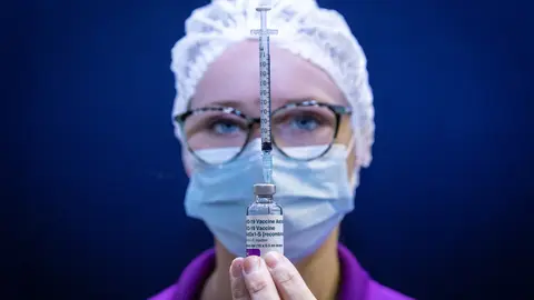 03 May 2021, Australia, Perth: A nurse holds up a syringe containing the AstraZeneca COVID-19 vaccine at the Claremont Showground centre during a mass vaccination campaign. Photo: Richard Wainwright/AAP/dpa