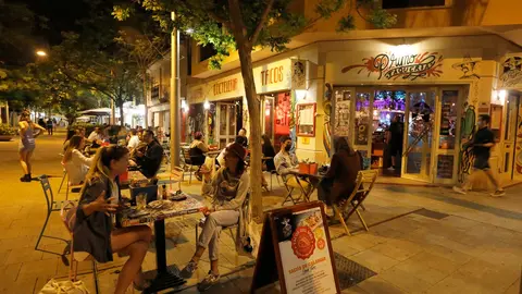 09 May 2021, Spain, Palma: Customers sit on the terrace of a bar in the resort city of Palma. Spain has lifted the six-month-long national state of emergency and curfew, imposed to curb the the coronavirus spread. Photo: Clara Margais/dpa