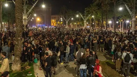 09 May 2021, Spain, Barcelona: People crowd in the streets to celebrate the end of a six-month-long national state of emergency and curfew, imposed to curb the the coronavirus spread. Photo: Lorena Sopêna I Lòpez/EUROPA PRESS/dpa